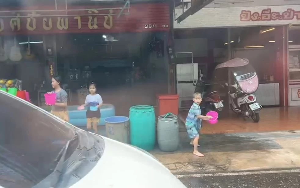 "สงกรานต์เชียงใหม่" เริ่มคึกคัก! นักท่องเที่ยวเดินเล่นน้ำรอบคูเมือง