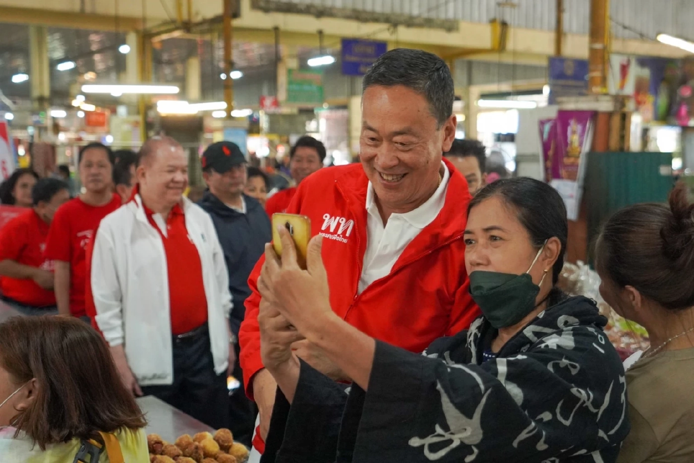 "เศรษฐา" ยิ้มรับ พ่อค้าแม่ค้าตลาดโพธิ์ชัยประสานเสียง เรียก "นายกฯ"