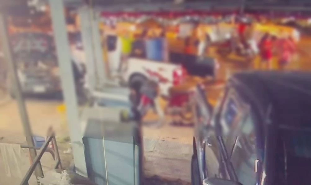 ระทึก! วันไหลเดือด วัยรุ่นปาระเบิดปิงปอง เจ็บ 2 ราย