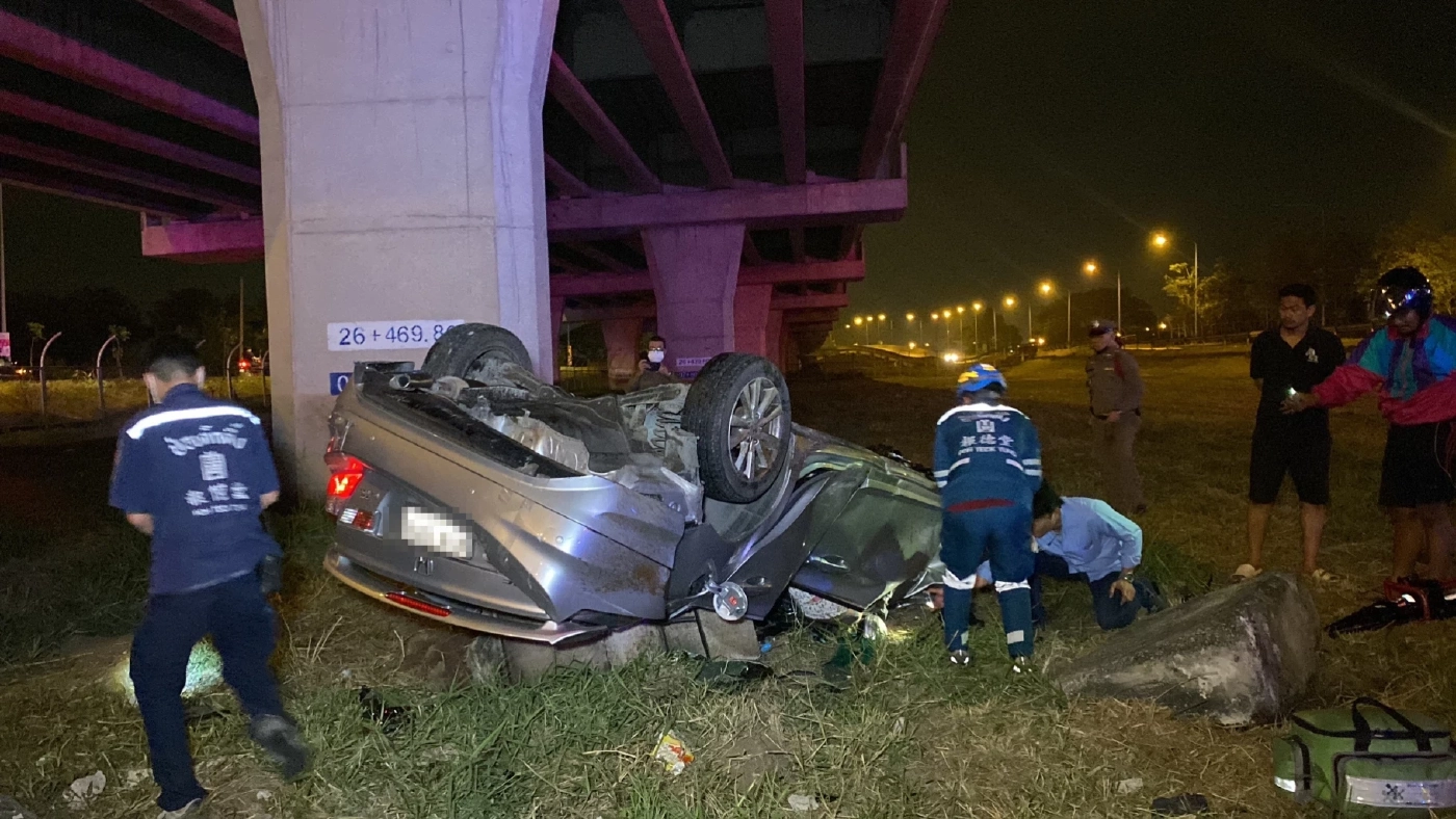 สยอง! สาวซิ่งเก๋งวิ่งย้อนศรบนทางด่วน เกือบ 3 กม. ก่อนชนแบริเออร์ร่วงลงมาดับ