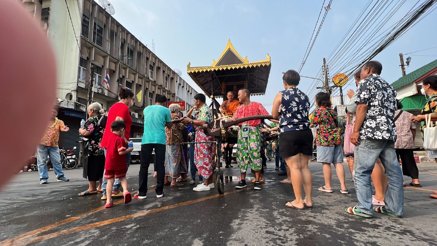 สุดคึกคัก อำเภอขลุง จันทบุรี จัดงานสงกรานต์ 2 ศาสนา 3 วัฒนธรรม ที่หาชมได้ยาก