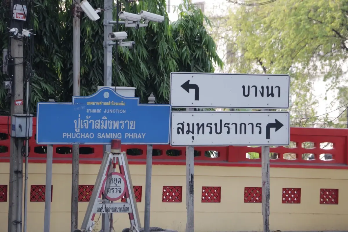 งานก่อสร้างโครงการเปลี่ยนระบบสายไฟฟ้าอากาศ เป็นสายไฟฟ้าใต้ดินตามแนวรถไฟฟ้าสายสีเขียว แบริ่ง-บางปิ้ง