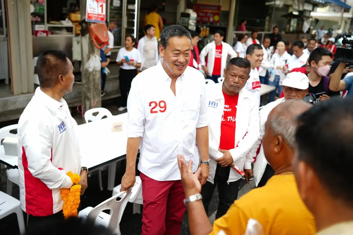 "เศรษฐา" นำผู้สมัครส.ส.นครศรีฯ เดินตลาดเช้าทุ่งสง กำลังใจเพียบ