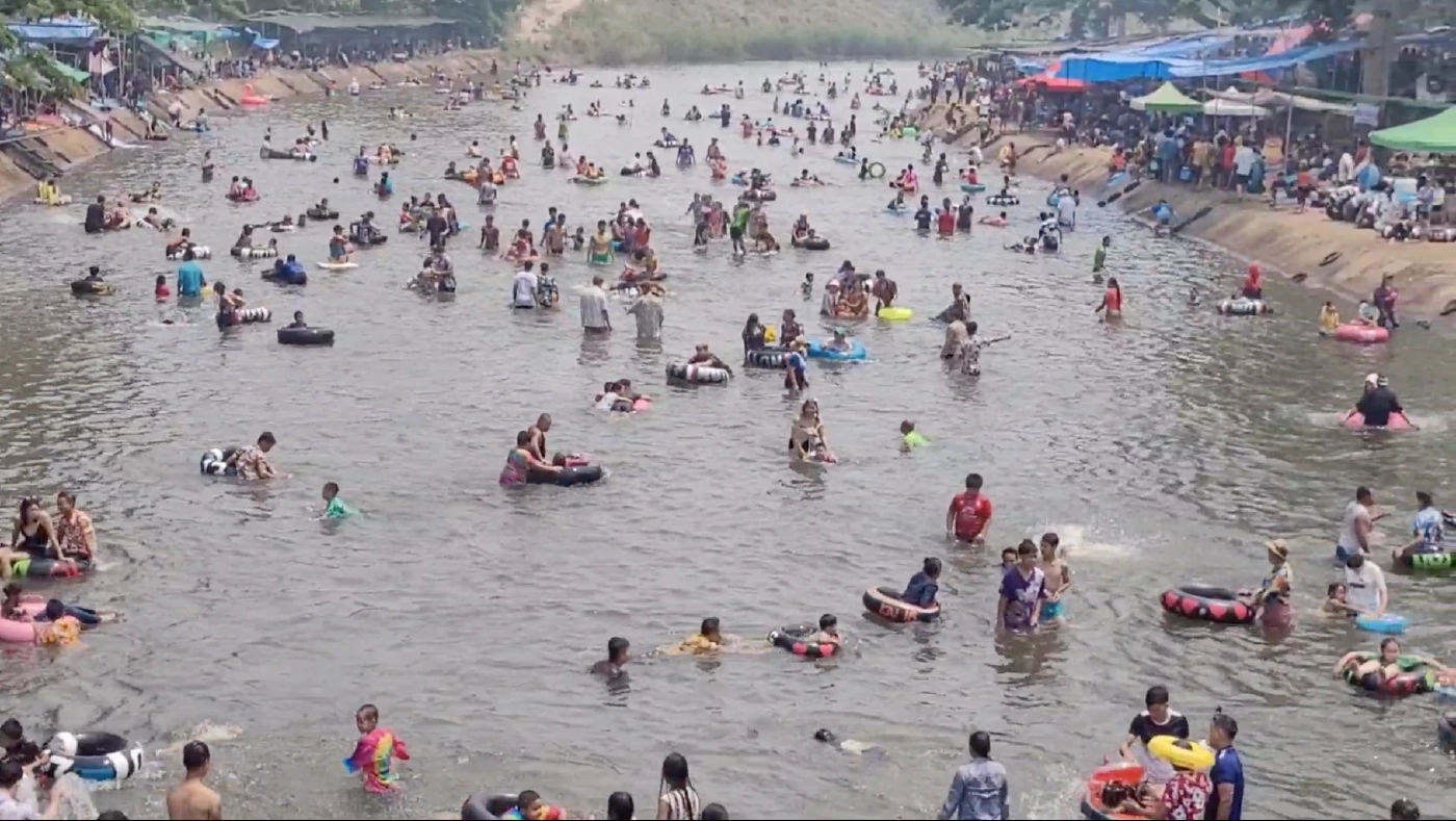 อุโมงค์ส่งน้ำเขื่อนแม่กวงคึกคัก ปชช. - นนท. แห่เล่นน้ำใน "วันครอบครัว"