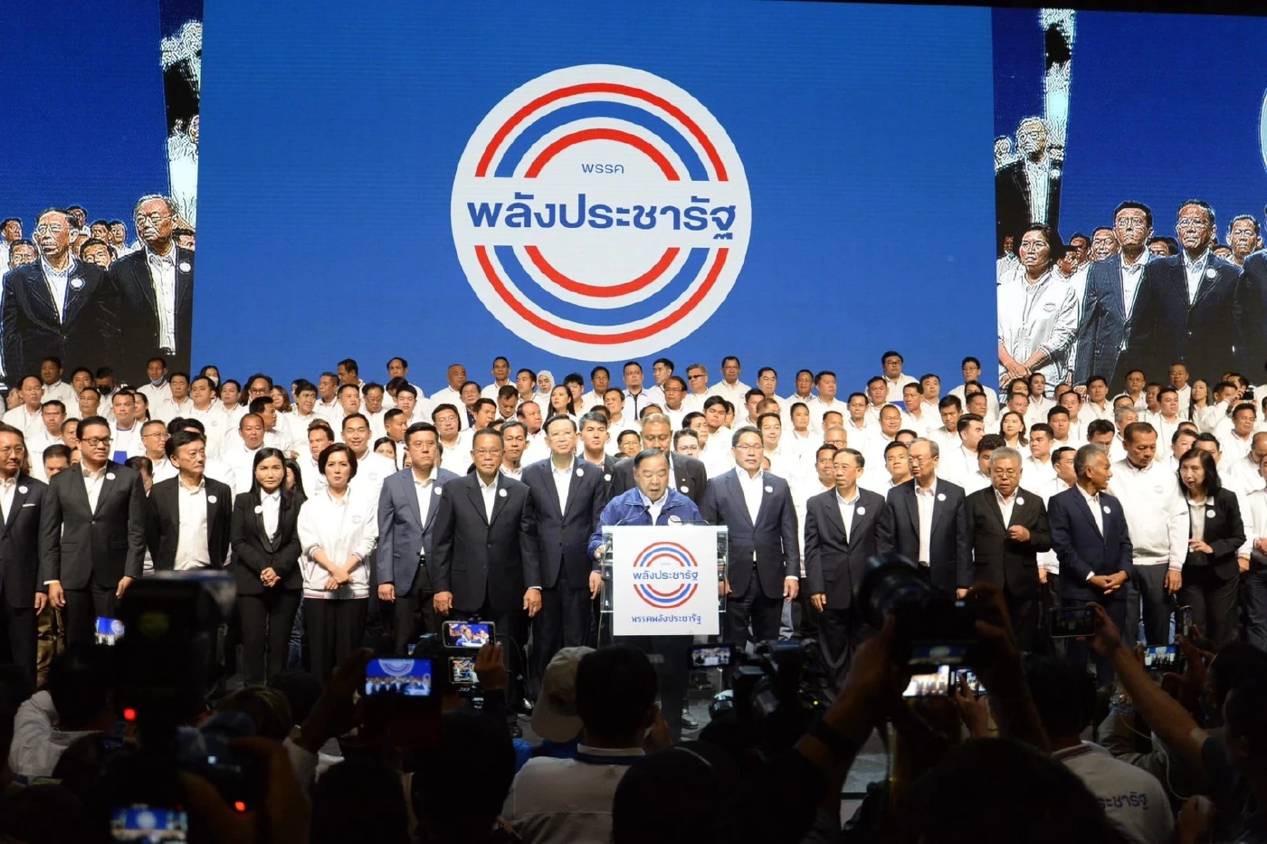 "บิ๊กป้อม" ปลื้ม ปชช.ยกที่ 1 ผู้นำก้าวข้ามความขัดแย้ง ลั่นไม่แก้ "ม.112"