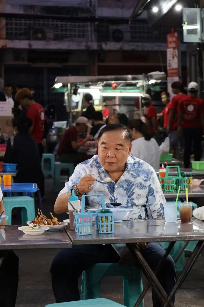 เลือกตั้ง66:"บิ๊กป้อม"แวะร้านก๋วยเตี๋ยวเจ้าประจำ ย่านเยาวราช ใกล้ชิดปชช.