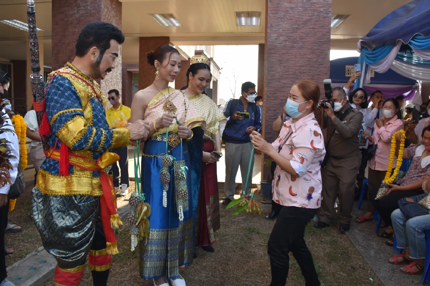 กองเชียร์ผู้สมัคร ส.ส.อุตรดิตถ์ สุดครีเอท จัดพวงมาลัยโอทอปคล้องคอผู้สมัคร