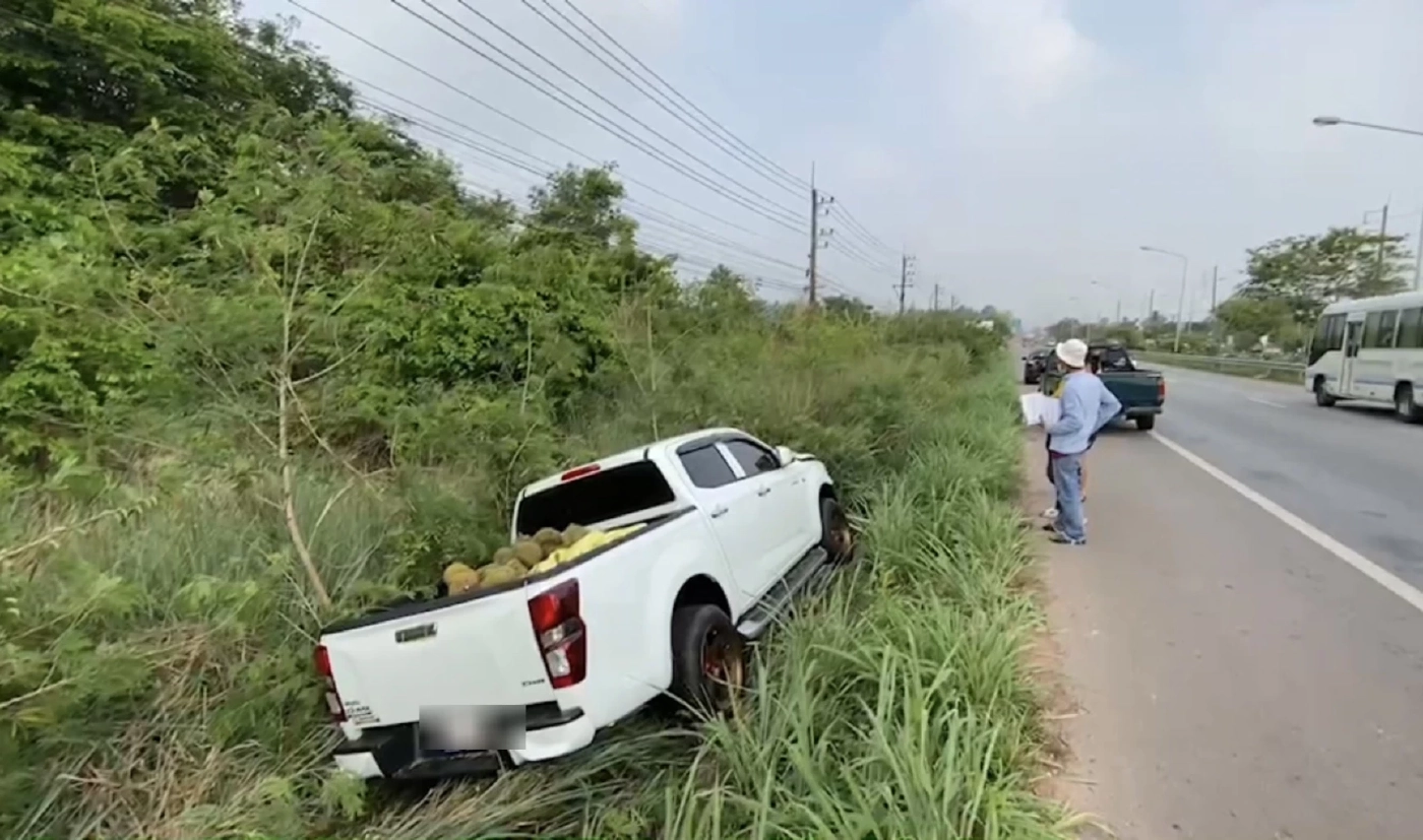 สุดสลด กระบะขนทุเรียน ชนพระวัย 60 ปี ขณะเดินบิณฑบาตมรณภาพ