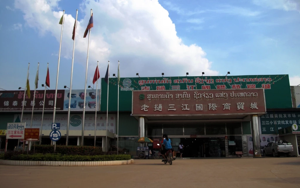 พ่อค้าแม่ค้าลาวเจอชาวจีนแย่งทำการค้า