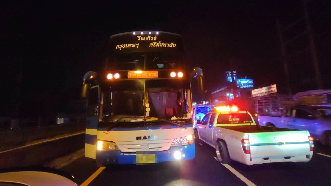 รถบรรทุกน้ำแข็ง ซิ่งเสยท้ายรถทัวร์ เด็กรถติดคาซาก ผดส. 50 ชีวิต ระทึก