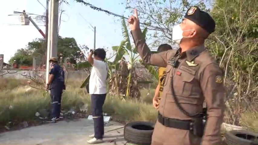 เวรกรรม! หนุ่มลักตัดสายไฟ ถูกไฟช็อตตกจากเสา เพื่อนร่วมแก๊งปล่อยทิ้งให้ดับ