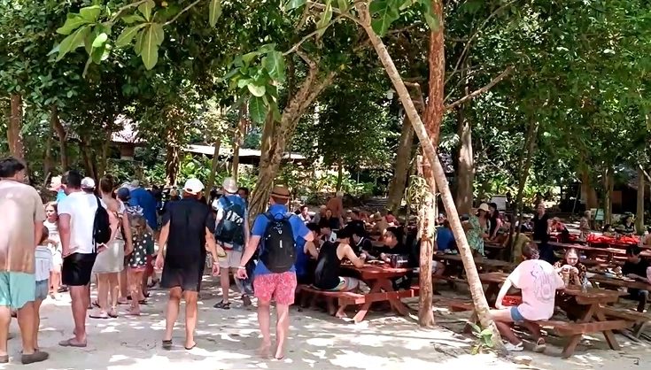 ร้อน ๆ ต้องไปทะเล! จุดเช็กอิน "หินแม่ไก่" เกาะสุรินทร์สุดฮิต นทท.แน่นวันหยุด