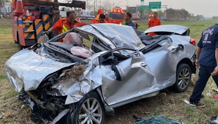 ตร. เผย 2 สาวซิ่งเก๋งย้อนศรตกทางด่วน เป็นนางแบบอิสระ พร้อมเปิดวงจรปิด