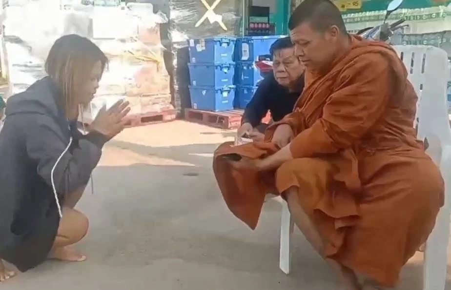 ชื่นชม! แม่ค้าลอตเตอรี่ เก็บกระเป๋าสตางค์ได้ ส่งคืนเจ้าของ