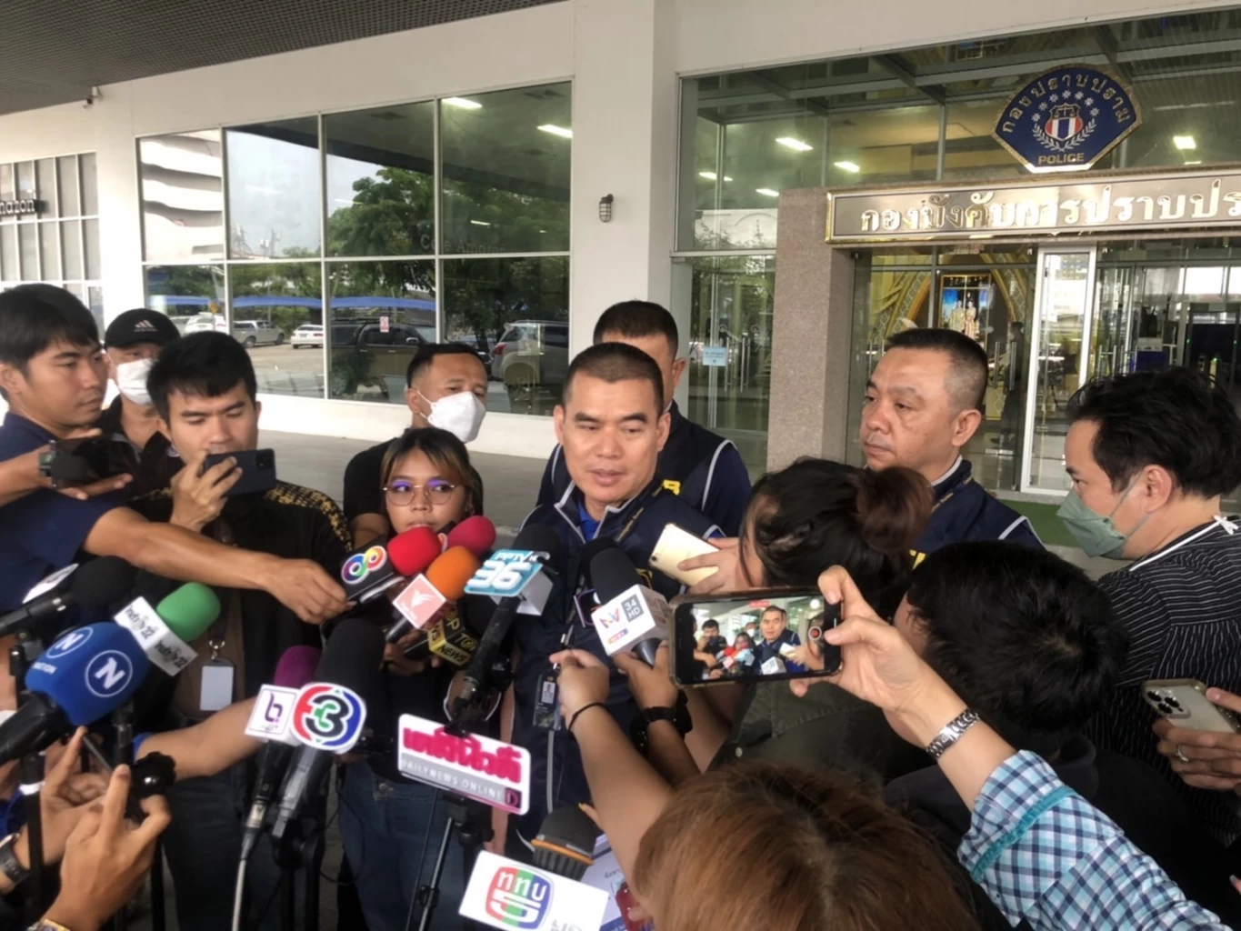 พ.ต.อ.เอนก เตาสุภาพ รองผู้บังคับการปราบปราม 