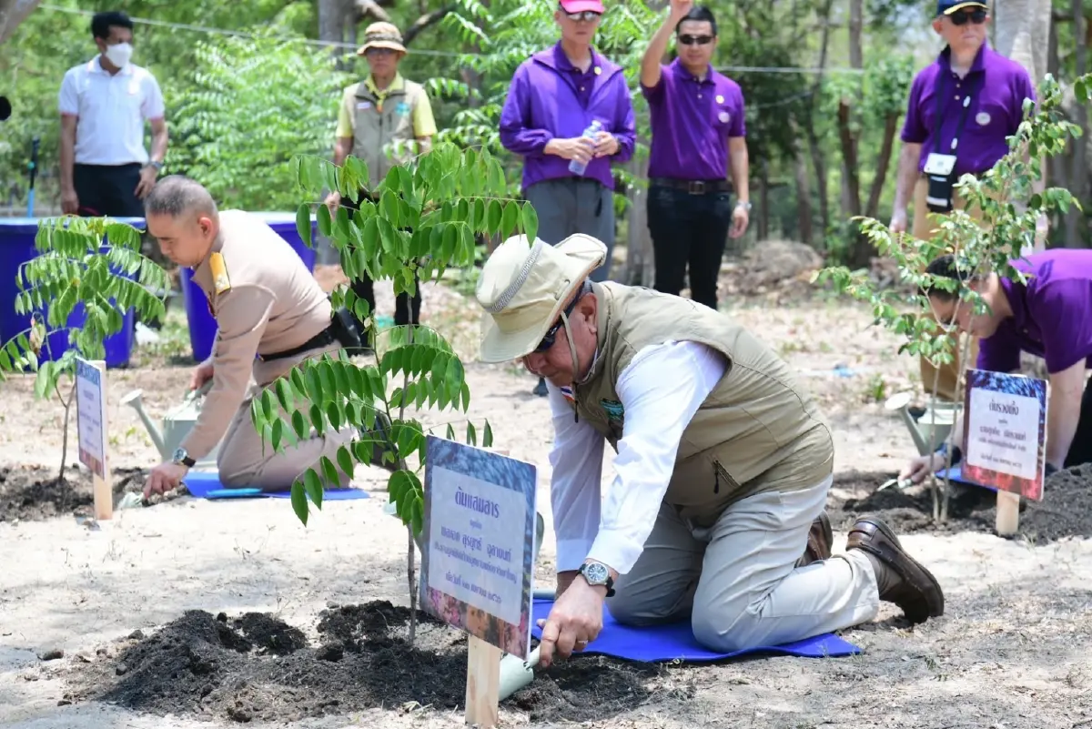 พลเอก สุรยุทธ์ จุลานนท์  ประธานมูลนิธิพิทักษ์อุทยานแห่งชาติเขาใหญ่ 