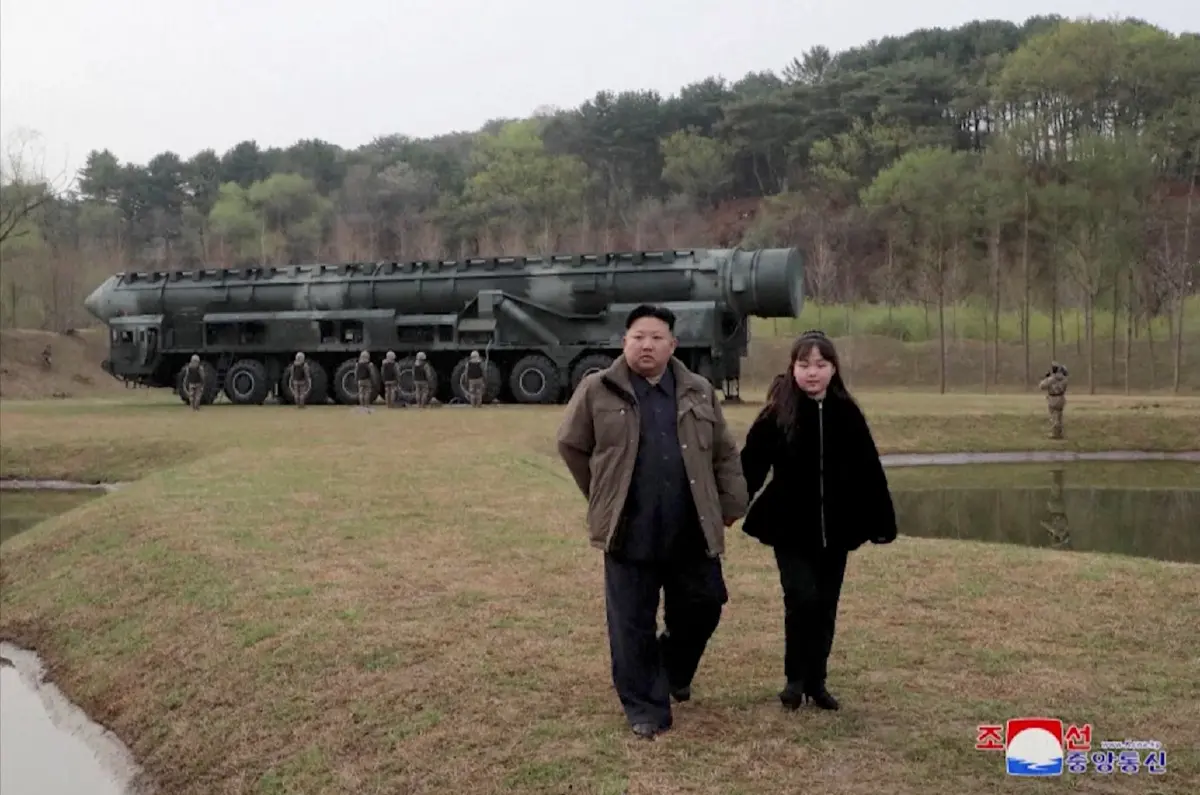 เกาหลีเหนืออวดขีปนาวุธ ICBM รุ่นใหม่ เกาหลีใต้ลั่นปลดนิวเคลียร์ฝ่ายเหนือ