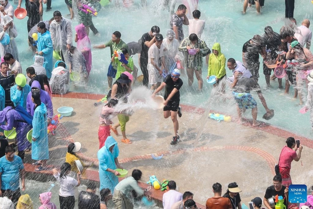 อลังการงานสร้าง!!  มหาสงกรานต์ในมณฑลยูนนานของจีน ( มีคลิป )