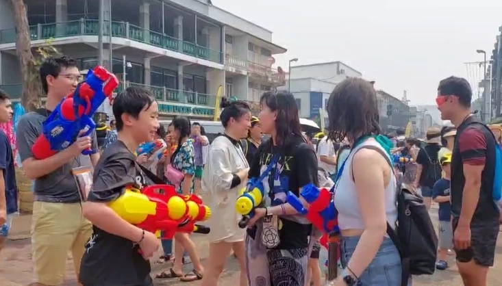 "สงกรานต์เชียงใหม่" คึกคัก นทท.ทะลักเล่นน้ำ หลังอัดอั้นมานาน 3 ปี