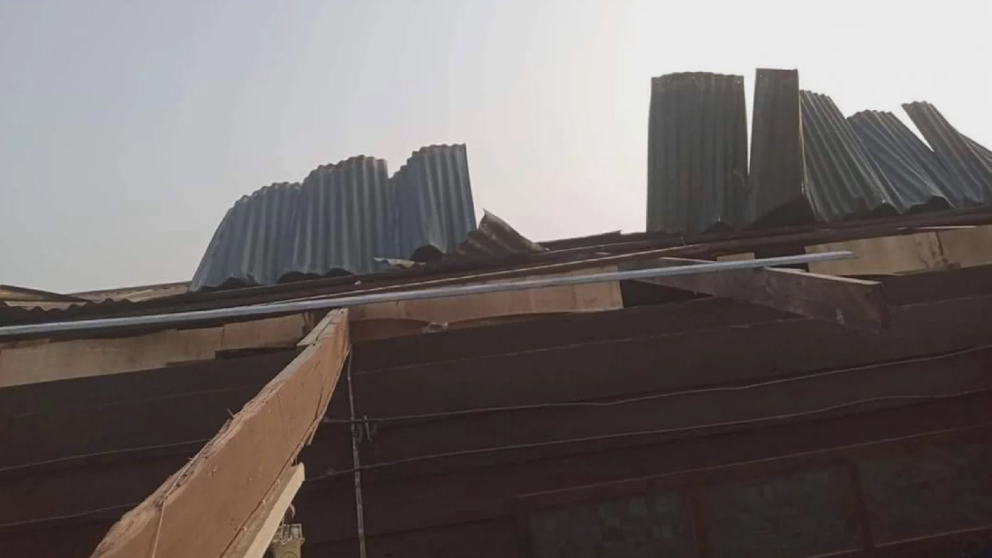 พายุฤดูร้อนถล่ม ต.บ้านกล้วย สุโขทัย พัดหลังคาบ้านปลิวหายเกือบทั้งหลัง