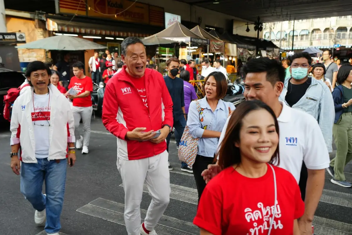 "เศรษฐา"ควง"มาดามนครบาล" นำเพื่อไทยหาเสียงฝั่งธนฯ ลั่นต่อยอดรถไฟฟ้าเพิ่ม