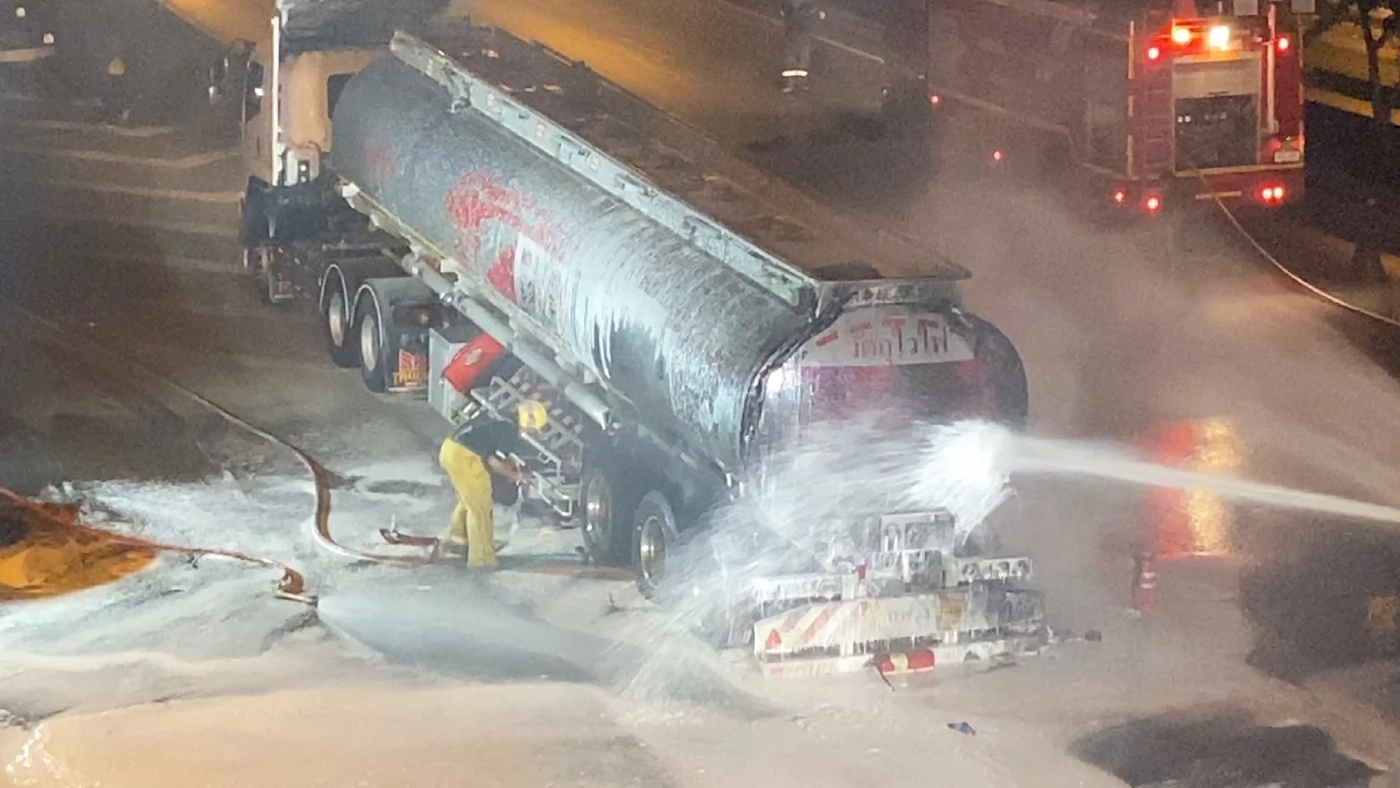 ระทึกกลางดึก! ถนนบรมฯ หวิดเป็นทะเลเพลิง รถน้ำมันเบรกติดไฟลุกท่วมกลางถนน