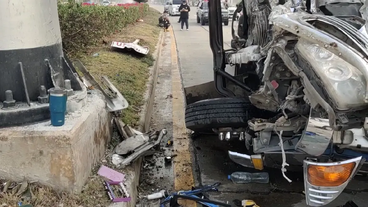 โชเฟอร์สิบล้อวูบหวิดดับ ชนเสาไฟฟ้าสุพรรณบุรีราคาแพงพังยับ