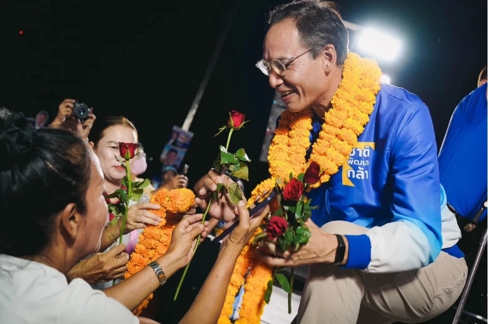 สู้ศึกเลือกตั้ง ! ส่องนโยบายเศรษฐกิจ 8 พรรคการเมือง พรรคไหนโดนใจกันบ้าง