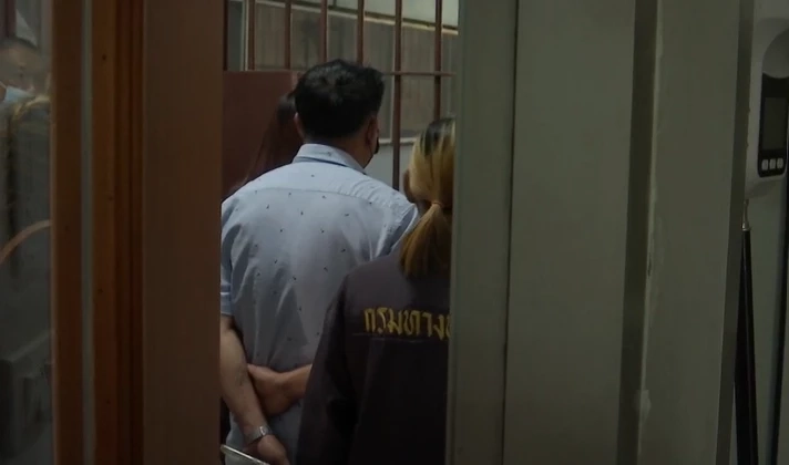 ครอบครัวผู้เสียชีวิตตะโกนด่าผู้ต้องหาหน้าห้องขัง