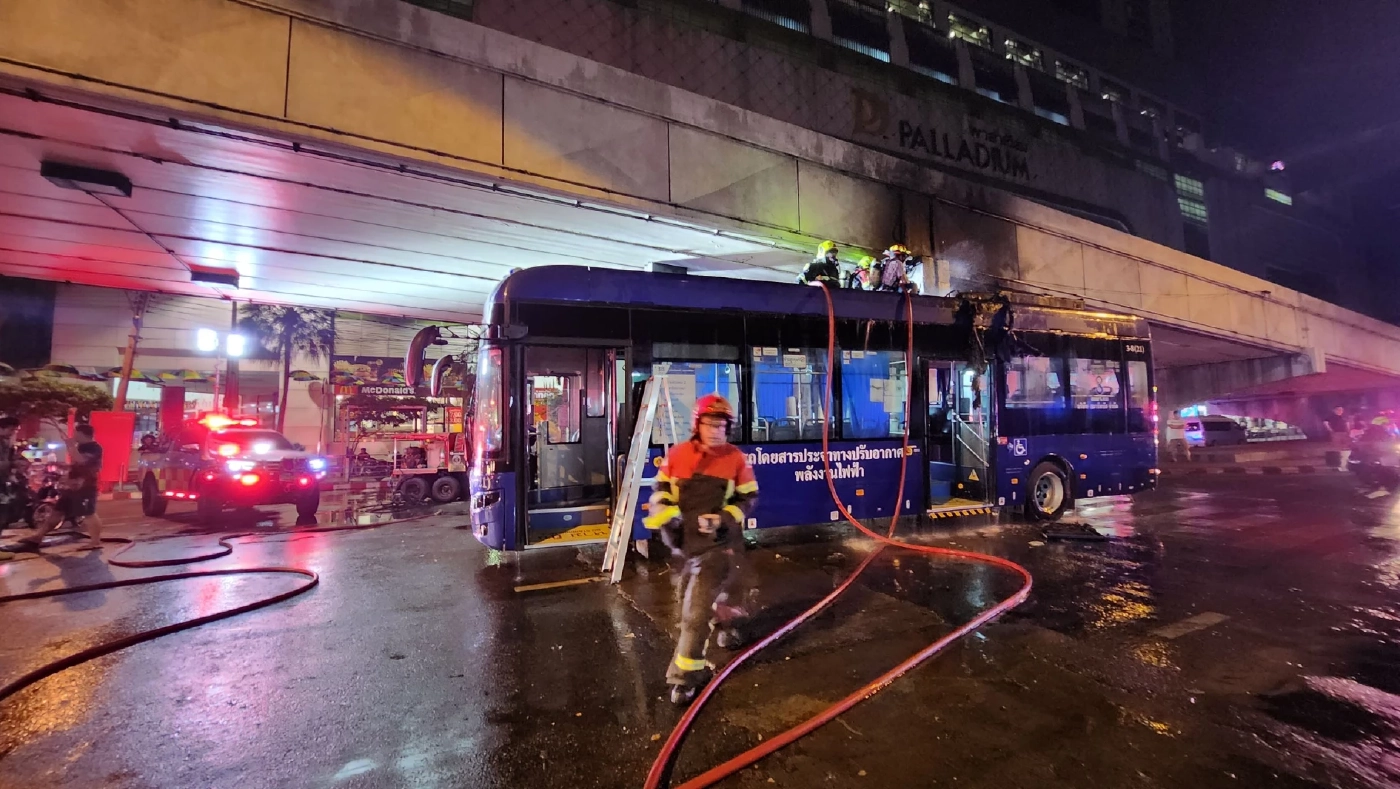 ระทึกกลางดึก! รถเมล์ EV ไฟลุกท่วม หลังชนตอม่อสะพานลอยแยกประตูน้ำ