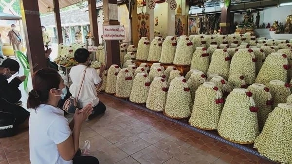 เปิดสถิติใหม่ นักธุรกิจสาวขับเครื่องบินส่วนตัว แก้บนดอกมะลิ 5 แสนพวง 