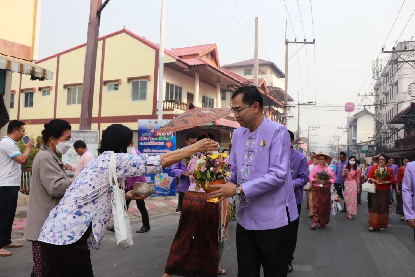 จัดใหญ่! ชมขบวน "แห่โคหลู่" ประเพณีปอยส่างลอง จ.แม่ฮ่องสอน