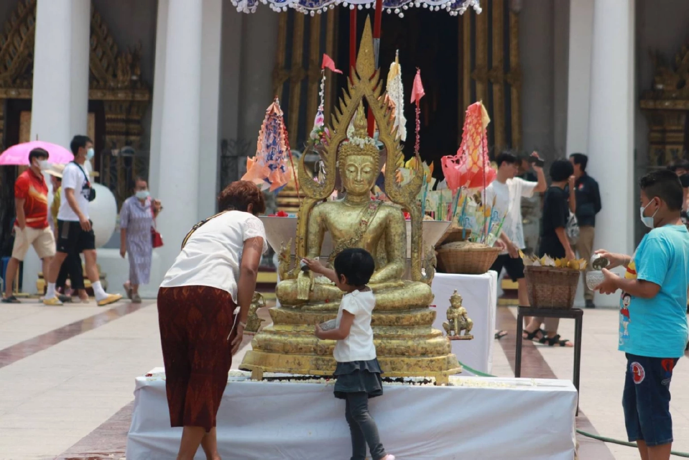 นักท่องเที่ยวสรงน้ำ "พระพุทธชินราชจำลอง" เสริมสิริมงคลรับวันสงกรานต์