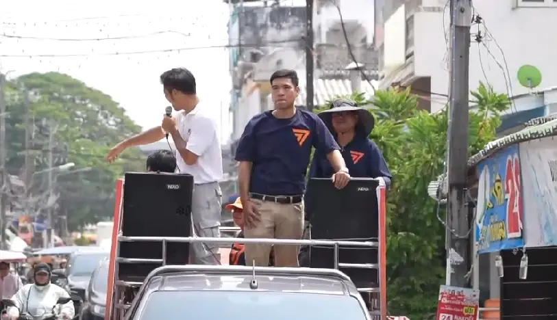 "ธนาธร" ลุยถกชาวประมง อ้อนหาเสียงโกยแต้ม "ชลบุรี-ระยอง" ให้ก้าวไกล