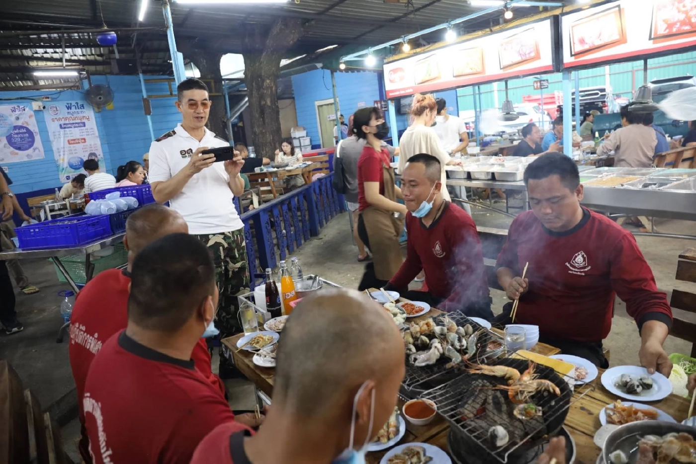 น่ารัก! เลี้ยงหมูกระทะ จนท.ดับไฟป่า หลังทำงานอย่างหนักตลอด3 เดือน