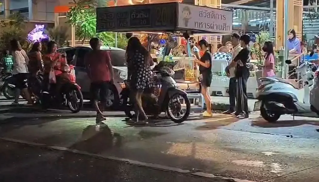 ฮือฮา! พ่อค้าขายถั่วต้ม หน้าเหมือนชูวิทย์ ลูกค้าแห่ซื้อเพียบ