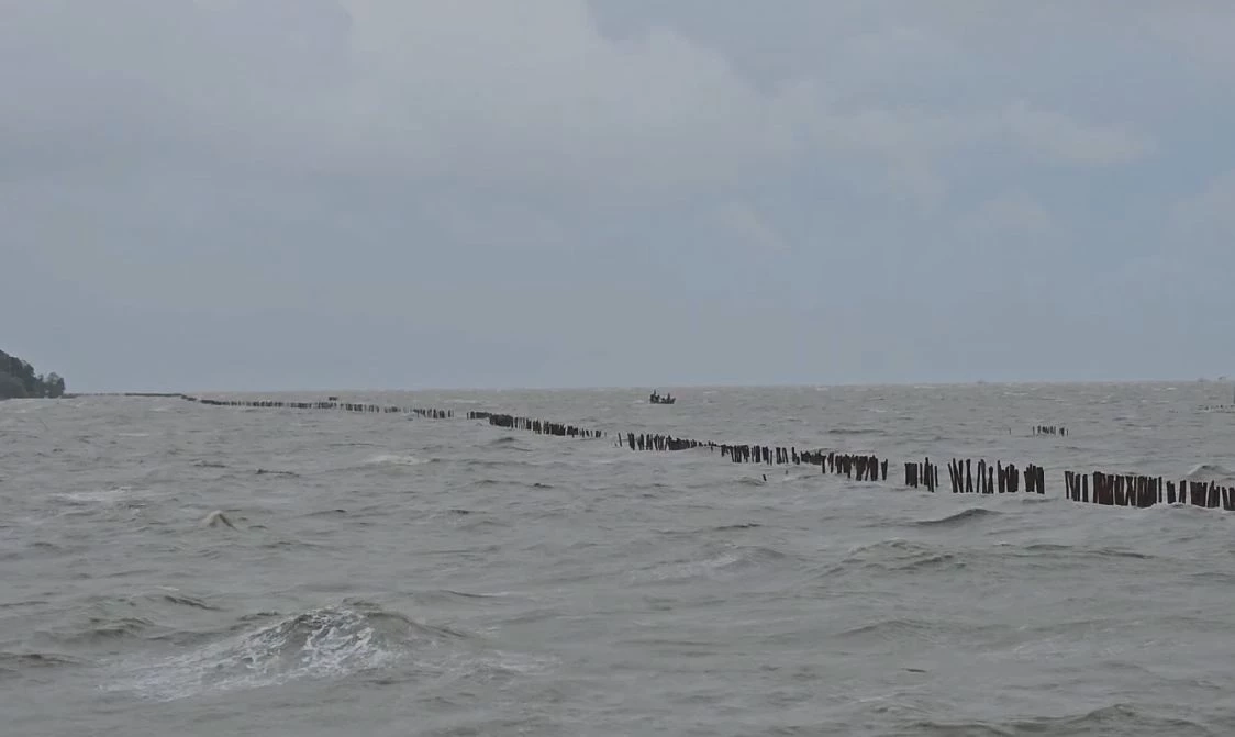 พายุคลื่นลมแรง เรือล่มนับสิบลำ เสียชีวิตแล้ว 1 ราย สูญหายอีกเพียบ