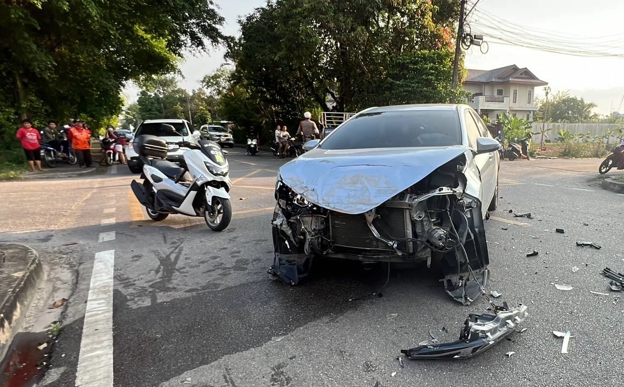 ชนสนั่นกลางแยกวัดใจ เก๋ง-กระบะ 3 คัน บาดเจ็บนับ 10 ราย