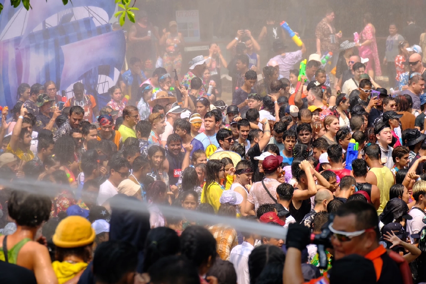 คึกคัก! วันไหลพัทยา คนแห่สาดน้ำเล่นสงกรานต์เพียบ