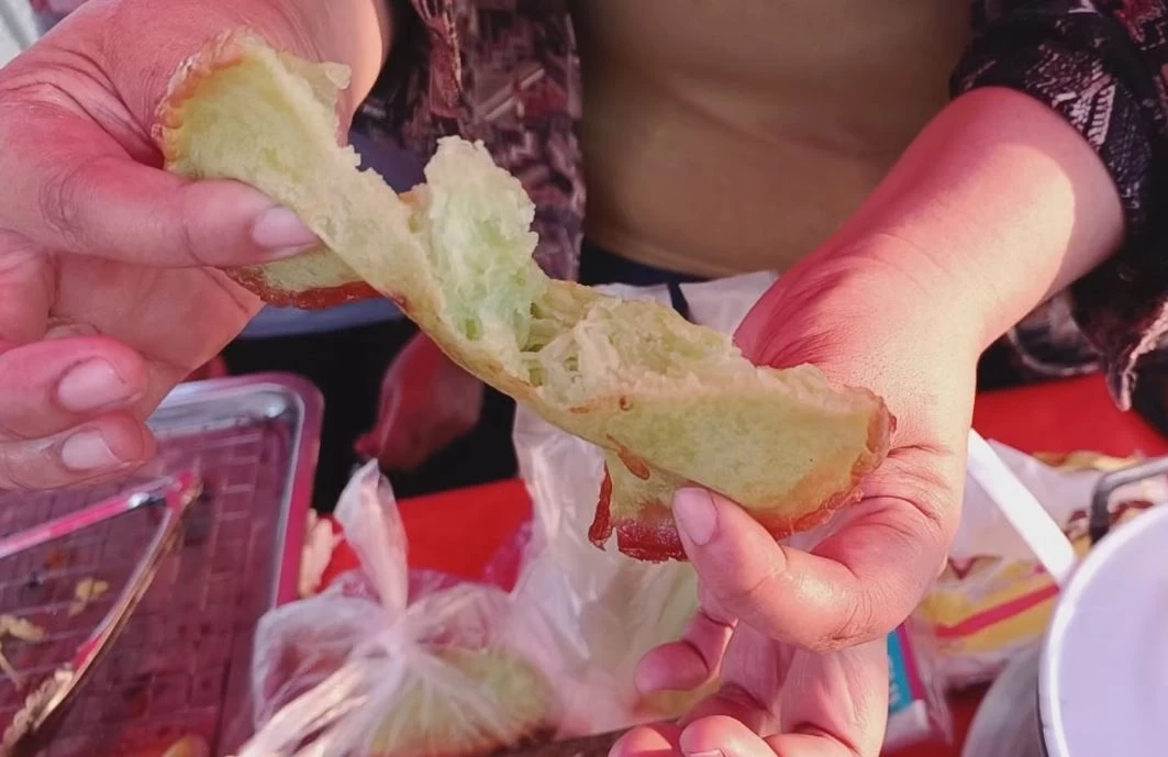 "ขนมฝักบัว" ขนมโบราณหากินยาก ทำขายได้ด้วยเงินทุนหลักร้อยบาท