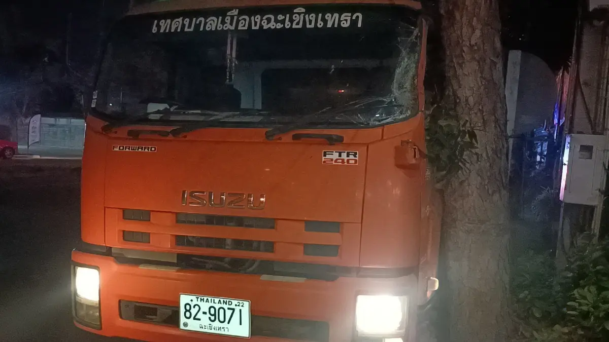สยอง! รถตู้ขนแรงงานต่างด้าวกลับสงกรานต์บ้านเกิด ชนท้ายรถขยะเจ็บระนาว
