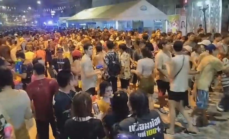 ข้าวสาร-สีลม คึกคัก นทท.แห่เล่นน้ำสงกรานต์วันสุดท้าย