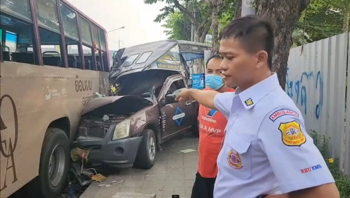 สองแถว - รถเมล์สาย 8 ชนสนั่นเสรีไทย เจ็บ 13