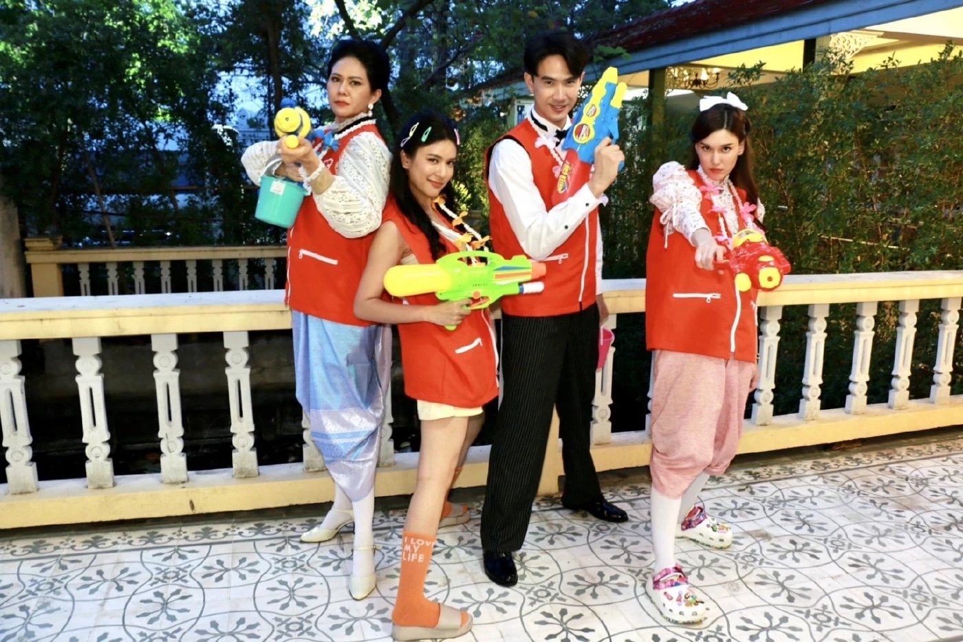 หนูแหม่ม สุริวิภา นำทีมพระ-นาง สาดน้ำสงกรานต์ ส่งความสุข 