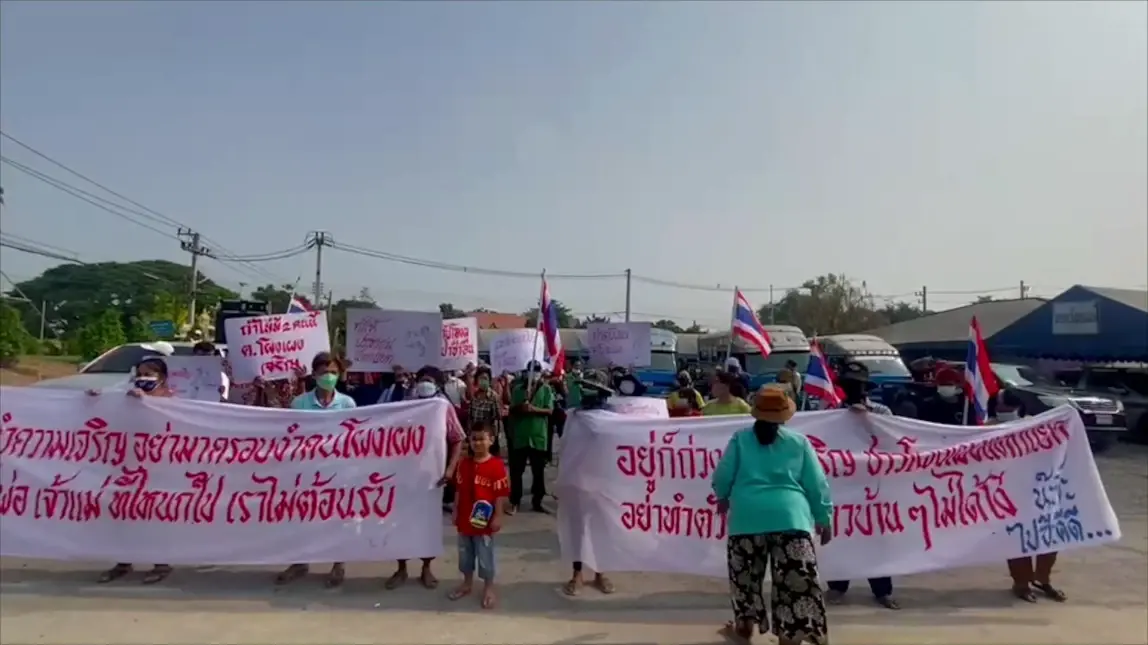 ชาวโผงเผง สุดทน ยกขบวนไล่ 2 เจ้าหน้าที่ อบต. ทำงานไม่เห็นหัวชาวบ้าน