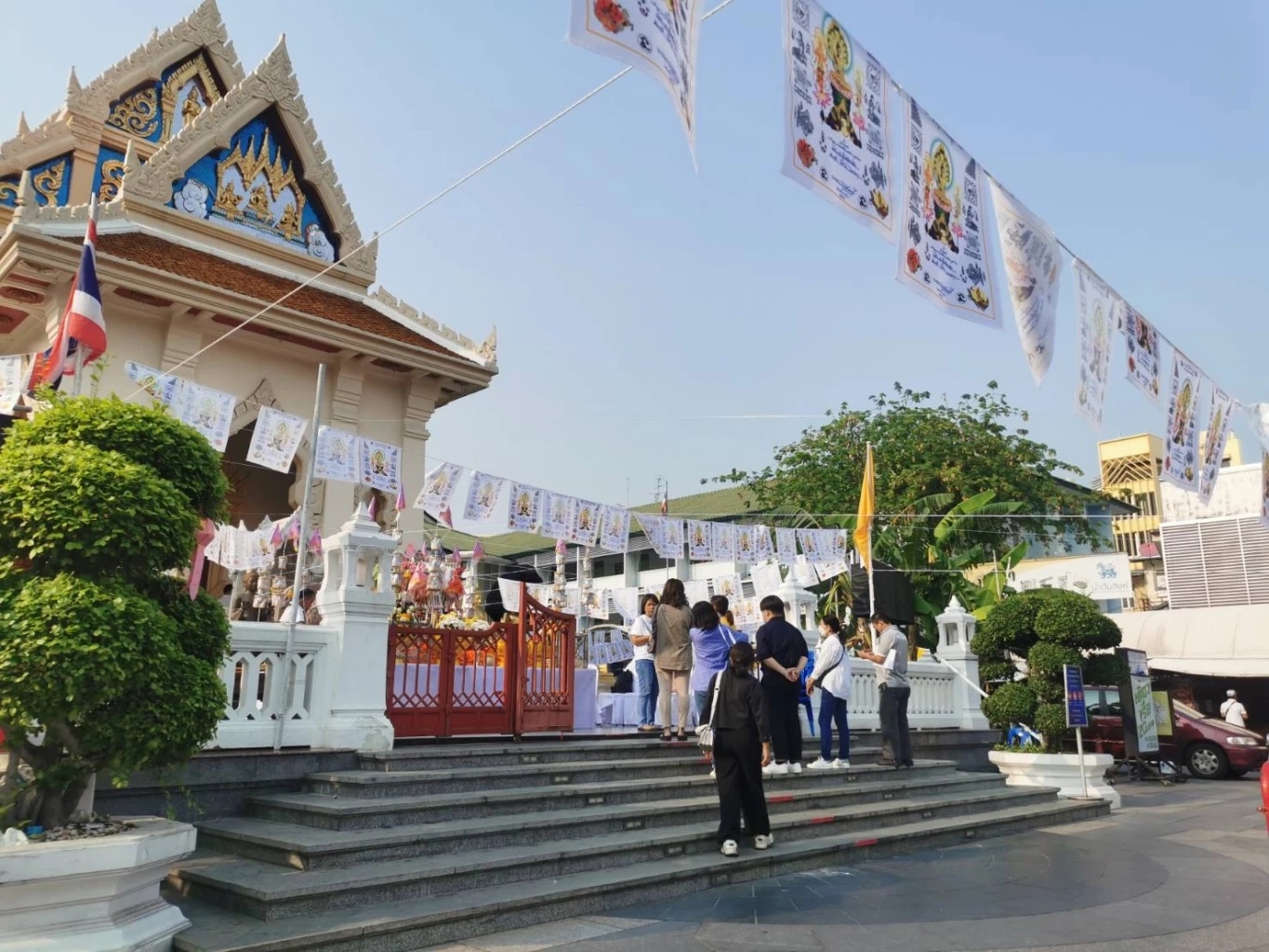 "ประยุทธ์" ร่วมพิธีสวดเจริญพระพุทธมนต์นพเคราะห์ ที่วัดไตรมิตรฯ