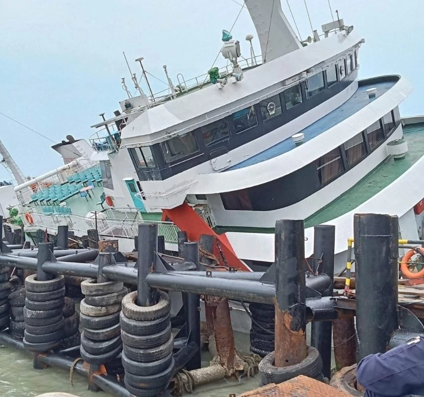 ระทึก คลื่นแรงซัดเรือเฟอร์รี่ กระแทกท่า น้ำเข้าเอียงหวิดจม