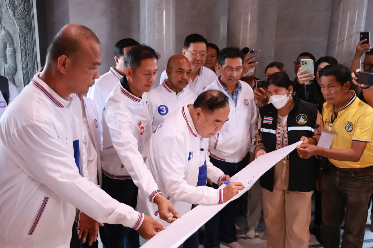 "ประวิตร" สักการะศาลหลักเมืองนครฯ ขอพรให้ชนะ ได้เป็นนายกฯ คนที่ 30