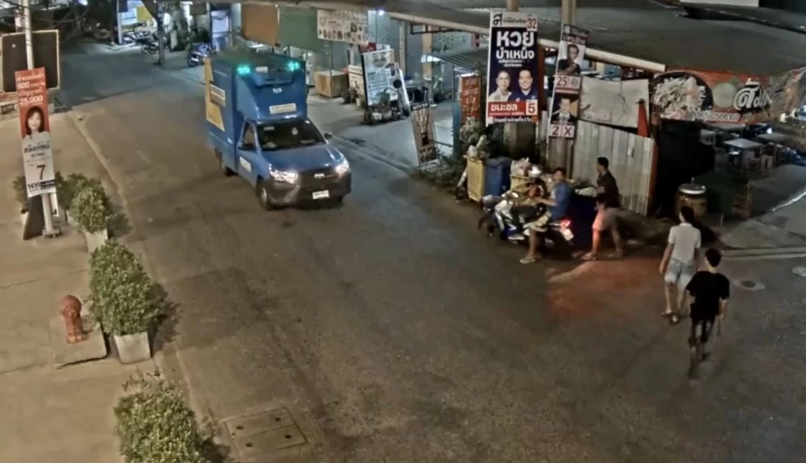 เย้ยกฎหมาย! วัยรุ่นคลังสินค้า สาดกระสุนใส่คู่อริ กลางตลาดนัด ย่านบางเสาธง