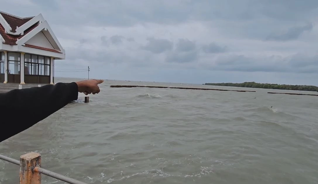 พายุคลื่นลมแรง เรือล่มนับสิบลำ เสียชีวิตแล้ว 1 ราย สูญหายอีกเพียบ